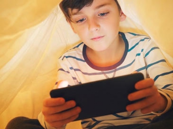 Rohamosan terjednek a gyermekeket veszélyeztető online kihívások